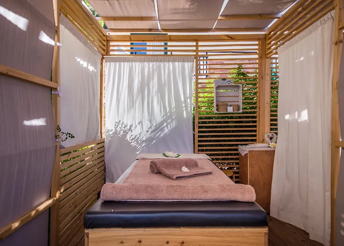 Asterias Village 아파트호텔 헐소니소스