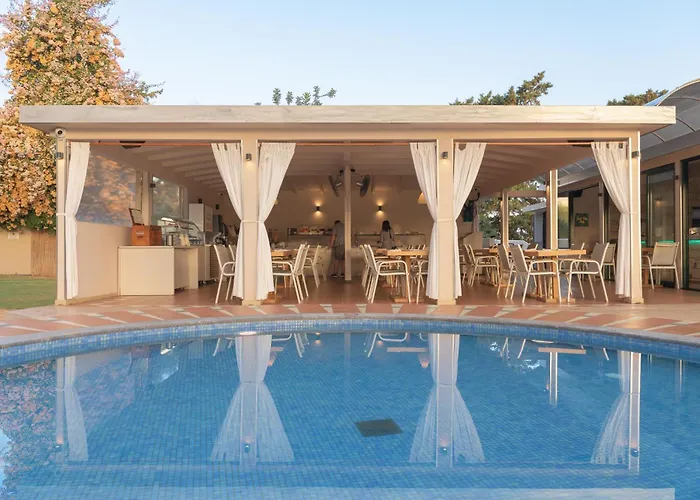 מלון דירות Asterias Village 4*